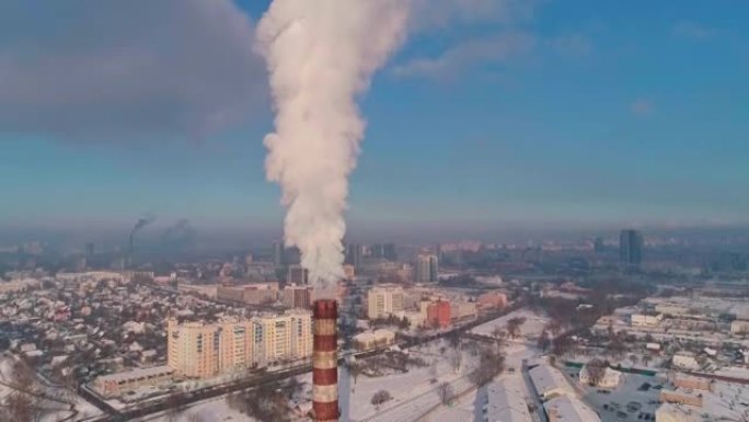 生态不好。位于住宅区中心的火力发电厂，从高高的管道中冒出浓烟，污染了城市的大气。摄像机运动下降的空中