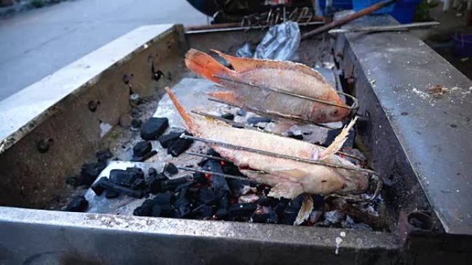 泰国街头美食盐烤鱼。