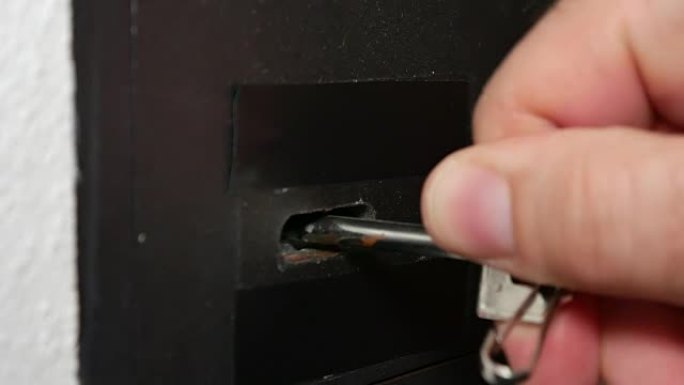男子在酒店打开金库或保险箱，手动键入安全密码并解锁门或保险箱。