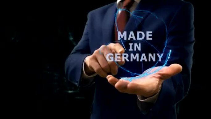 商人在他的手上展示了德国制造的概念全息图