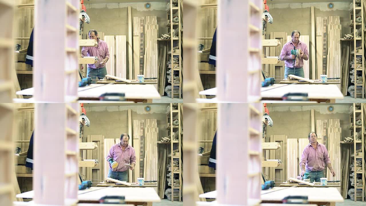 小工厂的木制品。高级工匠，萨什曼和木匠，制造木制家具。