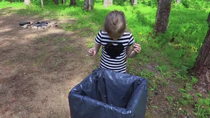 小女孩在集装箱里扔公园里的垃圾