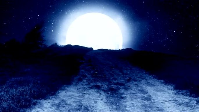 夜晚山后的大月亮。
