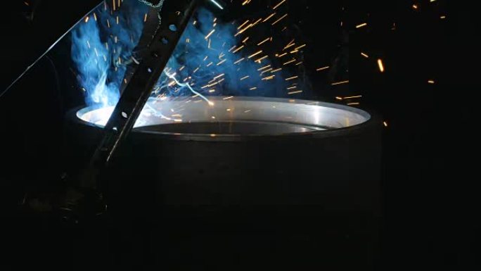 焊接机器人在管道盘上施加覆盖焊接保护。轧管自动焊接