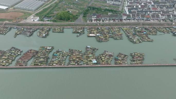 4K航拍苏州太湖渔港村，渔船停泊在港湾里
