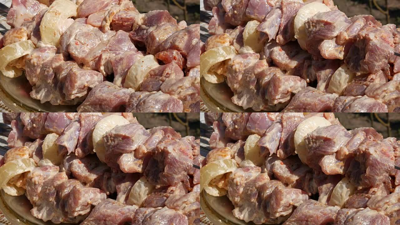 烤串上的大块新鲜腌肉准备烧烤。一个男人把生肉放在串肉上