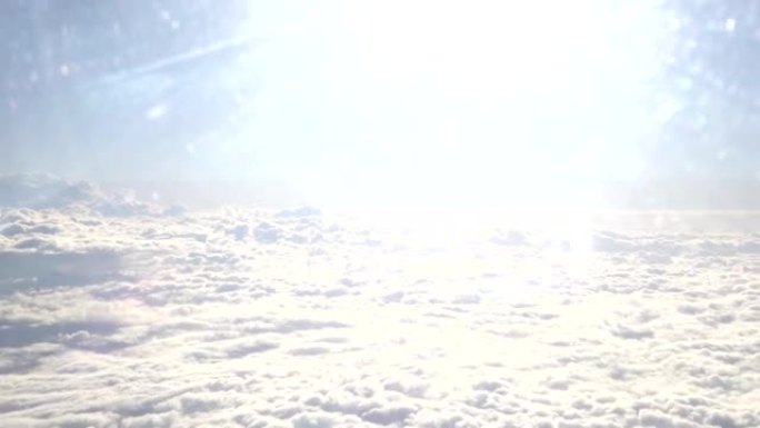 阳光穿过飞机窗户