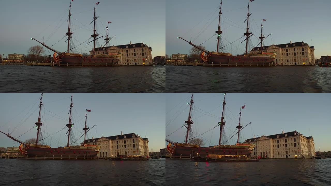 传统的老荷兰船在日落时从阿姆斯特丹荷兰港