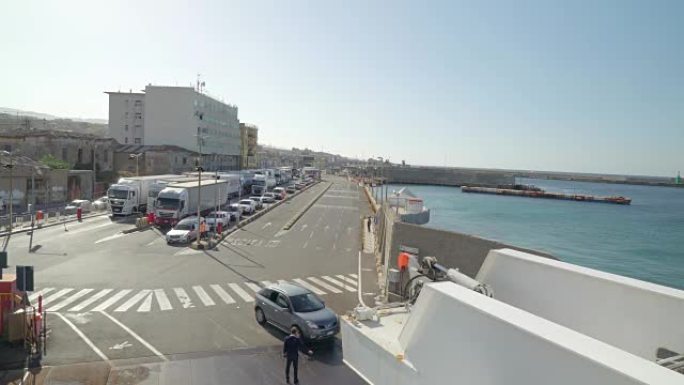 意大利西西里岛墨西拿港口排队的汽车
