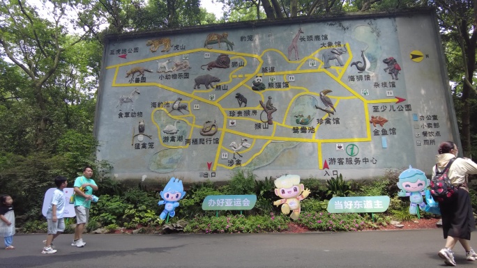 杭州动物园门口游客参观游玩