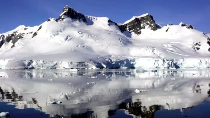 游轮在南极洲港口的浮冰中行驶