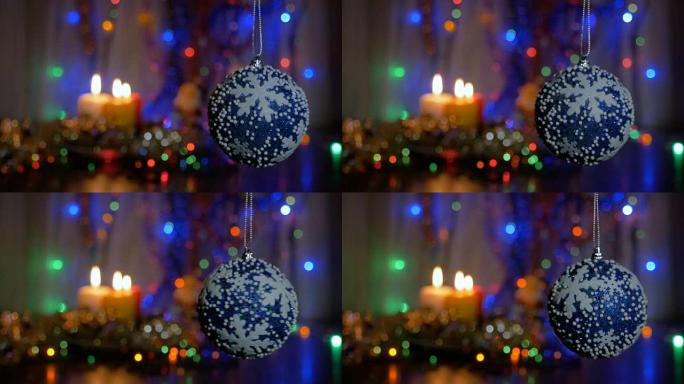 圣诞树上挂着一个蓝色的大球。背景模糊