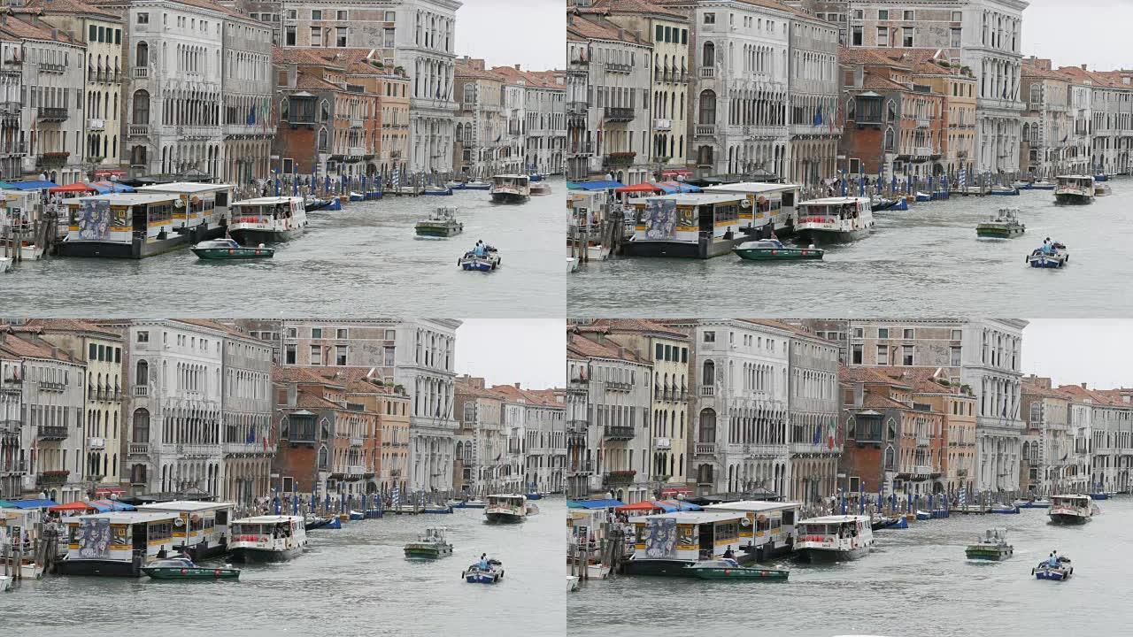 2017年9月7日，意大利威尼斯: 以令人惊叹的威尼斯建筑建造的房屋，站在运河上，吊船和旅游船沿着运
