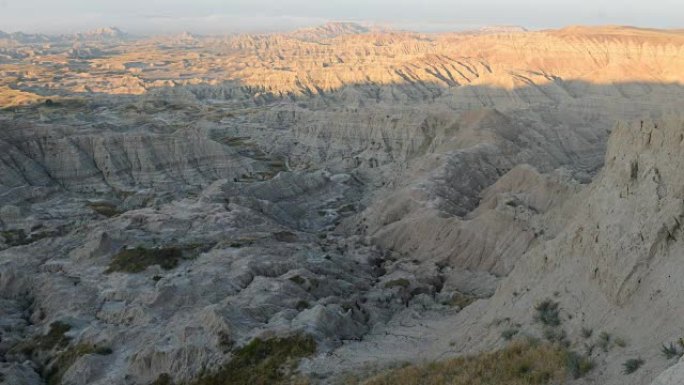 由风和水的沉积和侵蚀形成的荒地景观的延时，包含世界上一些最丰富的化石床，美国南达科他州荒地国家公园