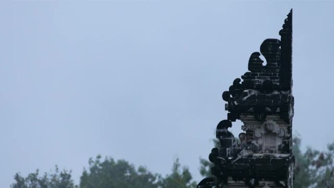 巴厘岛的印度寺庙门上有薄雾