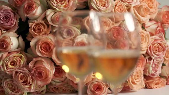 多莉: 两杯起泡酒和大束粉红玫瑰