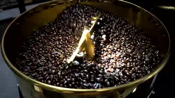 烘焙咖啡豆使用自动咖啡烘焙机，以圆周运动加热和搅拌，使锅变热。