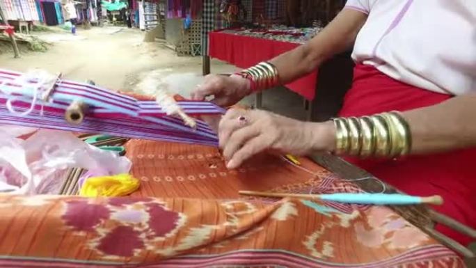 泰国当地人编织丝织布