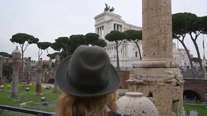 年轻女子在意大利罗马用手机拍摄罗马论坛的照片