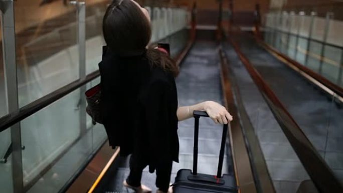 女商人带着行李箱坐电梯