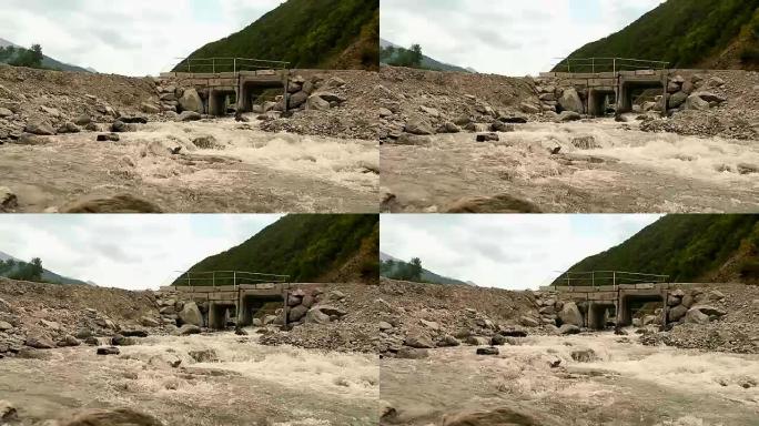 山河洪水，古老的废弃和破碎的老式桥梁