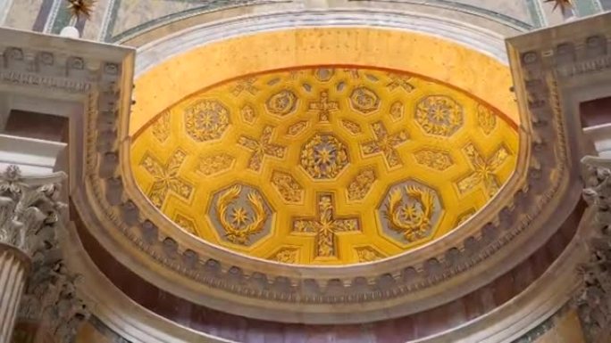 意大利罗马金色天花板上的十字架