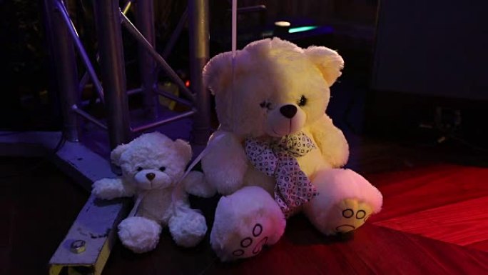 泰迪熊坐成一排，白色的泰迪熊，氦气球，可爱的泰迪熊，脖子上有蝴蝶，柔软的玩具，儿童生日的室内大厅，礼