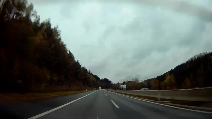 爱沙尼亚超速驾驶汽车的行车记录仪的快进夹
