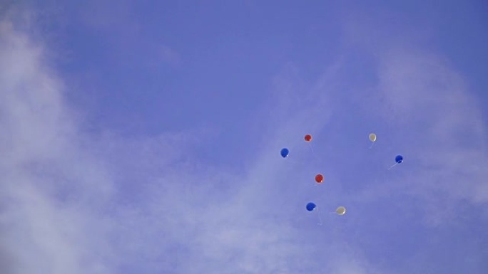 气球。气球飞向天空