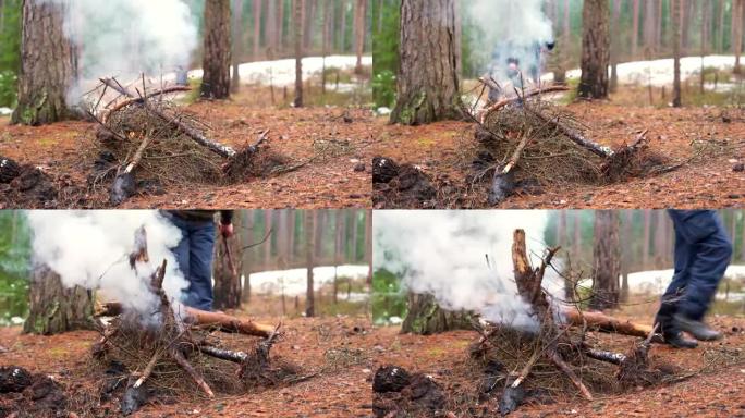 成熟的45岁男人和他的父亲，活跃的70岁老人，在冬天的森林里生火。