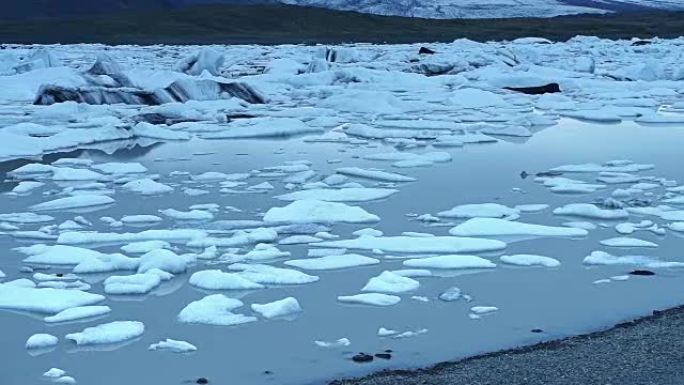 冰岛黑色火山海滩上的冰川
