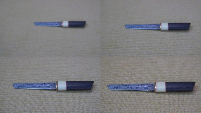 榻榻米上带有木柄的锋利传统日本刀