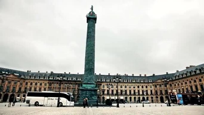 著名的旺多姆广场 (Vendome square)，带有纪念拿破仑在奥斯特里茨 (Austerlit