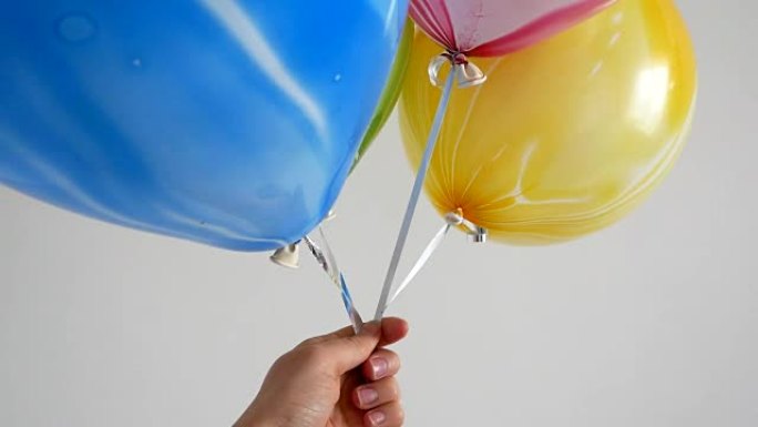 彩色氦气球飞行。节日气球固定在一起