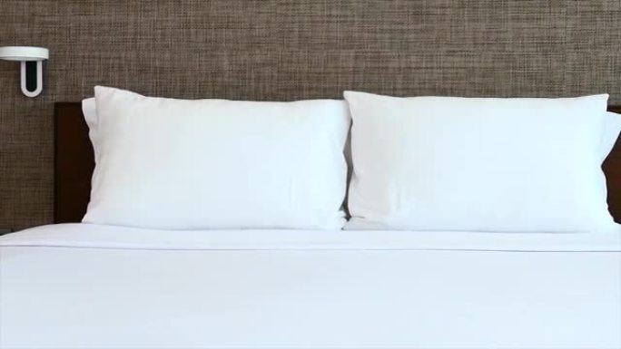 卧室内部床上装饰白色枕头
