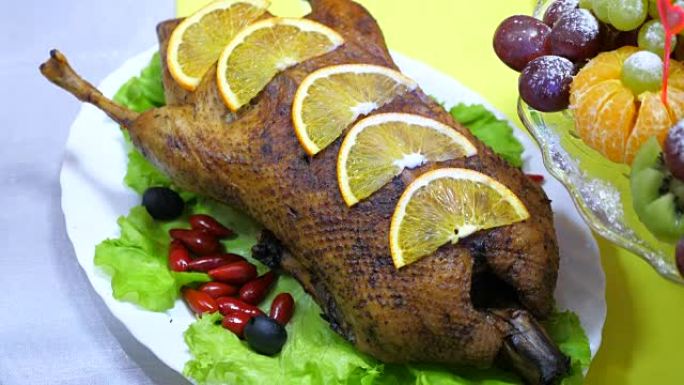 美味的鸭用脆皮油炸，配柠檬、沙拉、橄榄