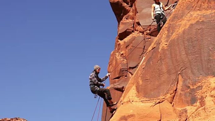 摩押的男性和女性攀岩者