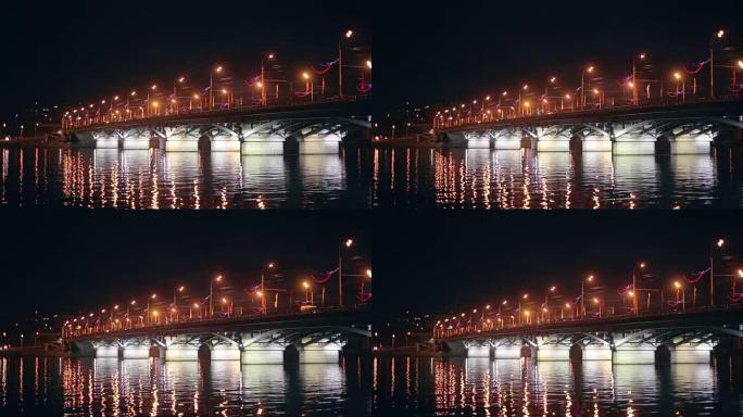 Chernavsky桥，夜间照明并在水中反射灯光，沃罗涅日