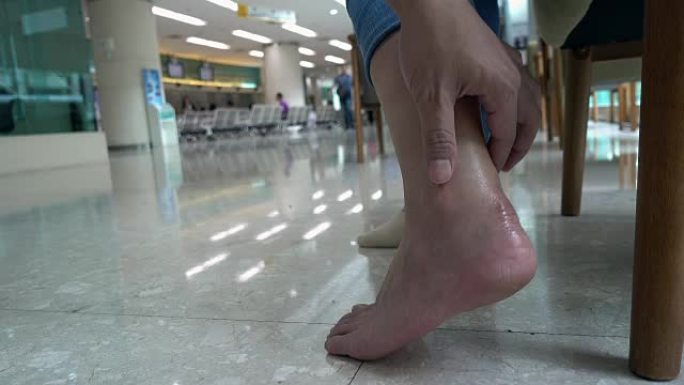 女人脚踝接受理疗。
