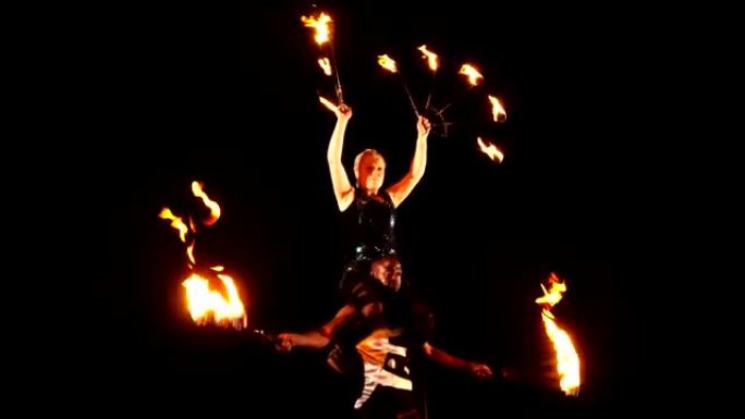 火焰舞者，火焰表演者。
