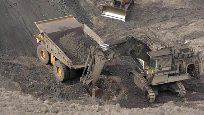 装载煤炭的矿用自卸车