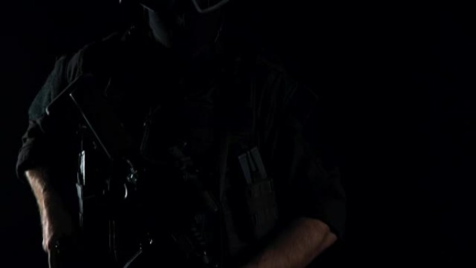 特警在黑色制服的演播室里