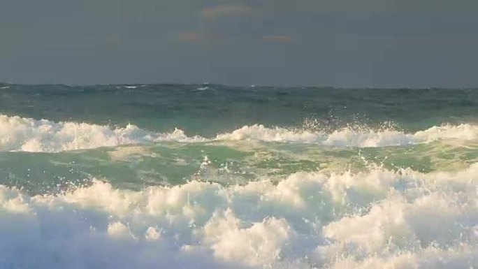 地平线上的大海带来了巨大的泡沫波浪