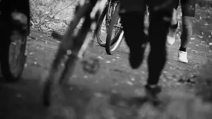 骑自行车的人骑着自行车跑上山的黑白镜头