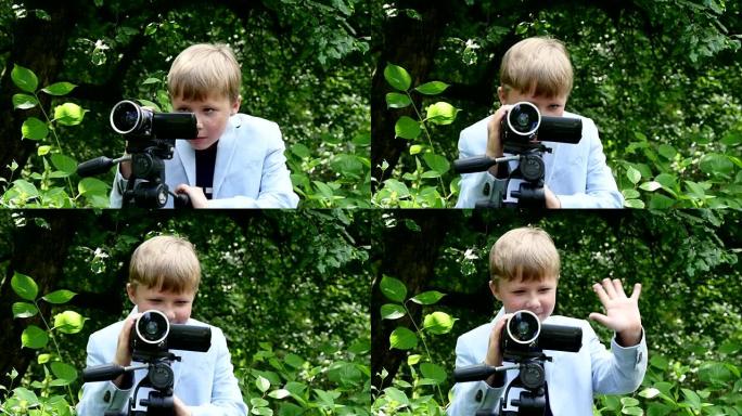 小男孩在绿色公园慢动作中观看有关自然的视频拍摄电影。