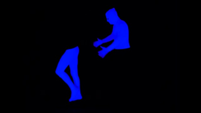 紫外线下半部和上半部-腿部和躯干哑剧相互作用。腿从身体上跑了。黑色场景中的单色蓝色。