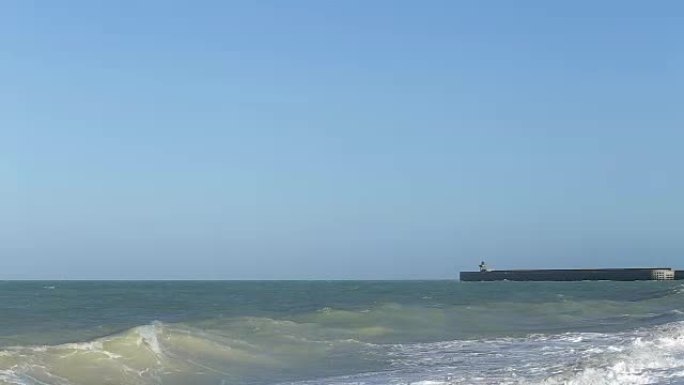 诺曼底海上和港口的海浪景观。海滩上的天蓝色水和泡沫。在法国北部度假。行动。实时视频，天。