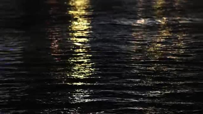 城市灯光在水中反射