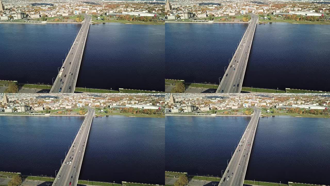 多加瓦河大桥上的汽车里加拉脱维亚空中无人机俯视图4K UHD视频