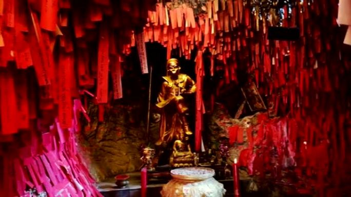 泰国春武里寺中中国寺庙中的孙悟空猴神雕像